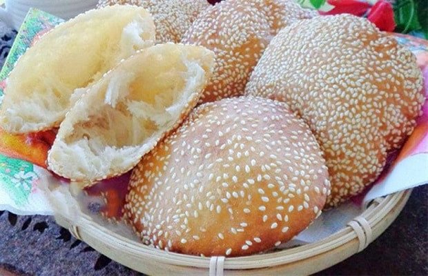 Thành phẩm bánh tiêu nóng hổi, phồng đều và vàng giòn