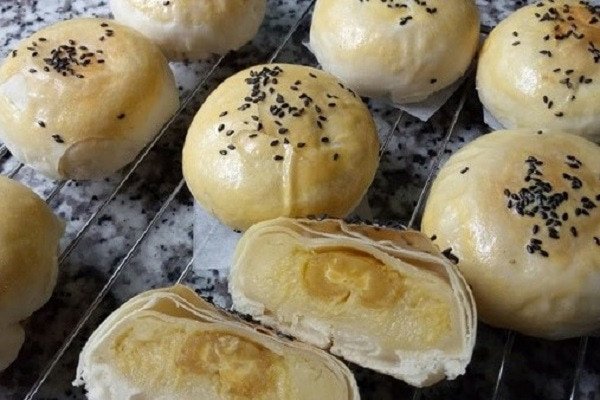 Thành phẩm bánh trung thu Đài Loan nhân đậu xanh trứng muối hấp dẫn với lớp vỏ ngàn lớp đặc trưng.