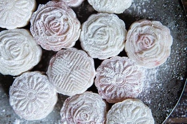 Thành phẩm bánh Trung thu dẻo lạnh với hoa văn sắc nét và màu sắc tươi tắn