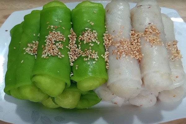 Thành phẩm bánh ướt ngọt được tráng khéo léo bằng chảo chống dính