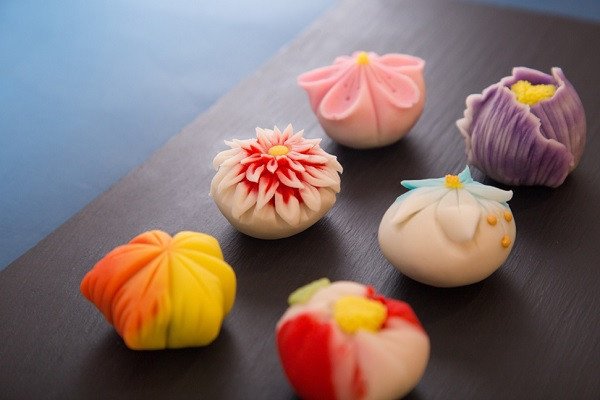 Thành phẩm bánh Wagashi đầy màu sắc và nghệ thuật