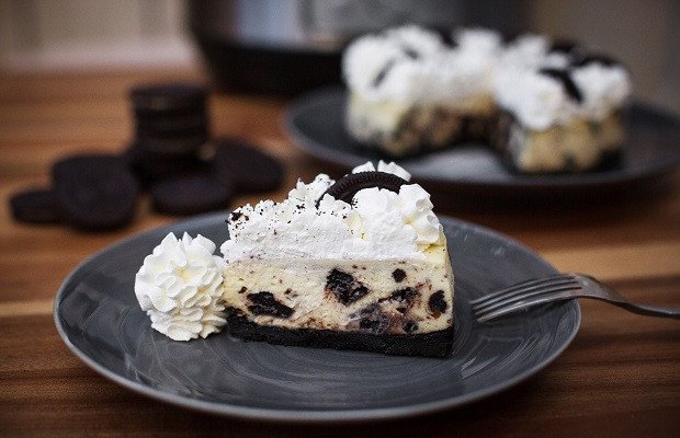 Thành phẩm chiếc bánh Oreo Cheesecake không lò nướng hoàn hảo, mát lạnh