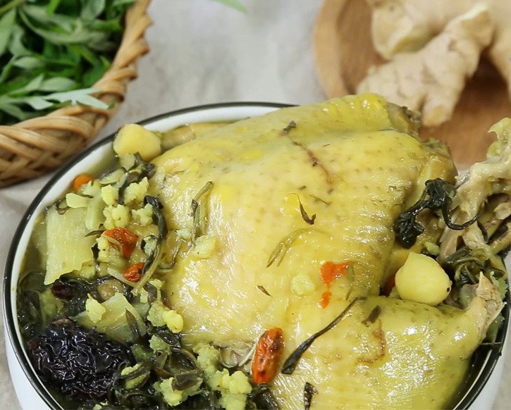 Thành phẩm gà hầm ngải cứu thơm ngon bổ dưỡng trên đĩa