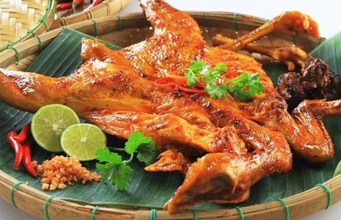 Thành phẩm gà nướng muối ớt vàng óng, giòn rụm
