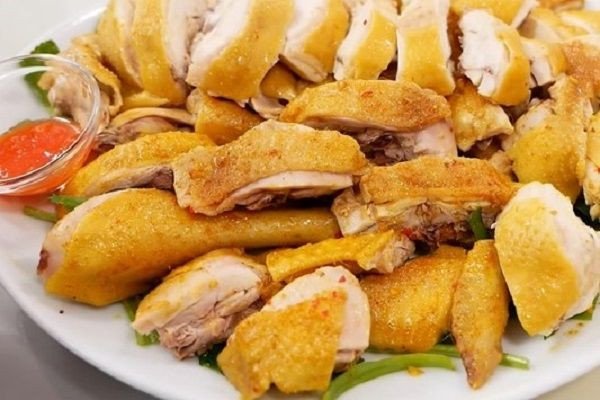 Thành phẩm gà ủ muối vàng ruộm, thịt săn chắc hấp dẫn