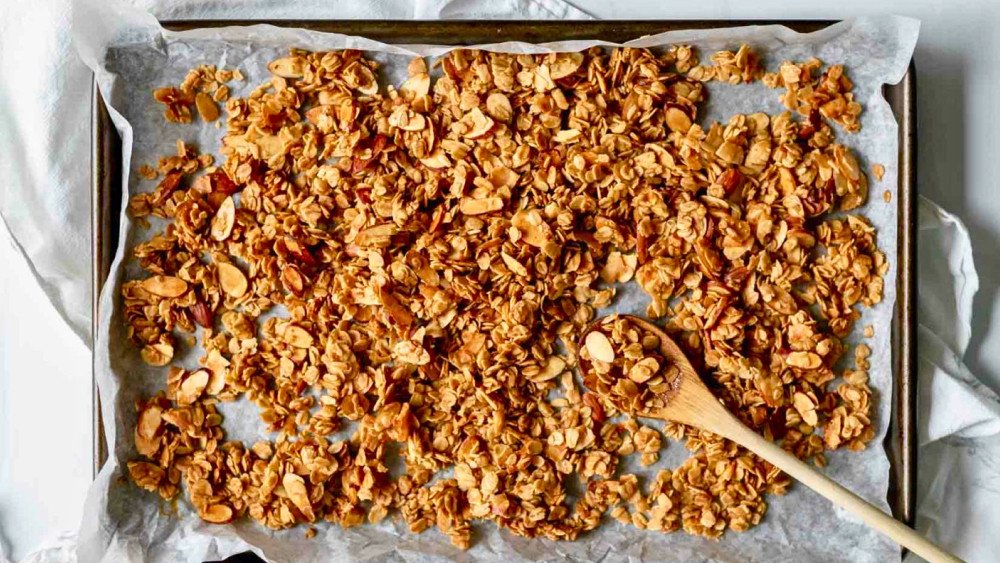 Thành phẩm granola tự làm giòn thơm vàng nâu hấp dẫn
