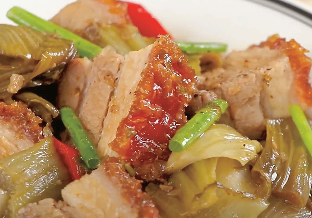 Thành phẩm heo quay kho cải chua hấp dẫn sẵn sàng thưởng thức