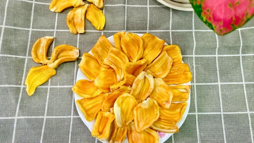 Thành phẩm mít sấy giòn rụm vàng ươm sau khi sấy