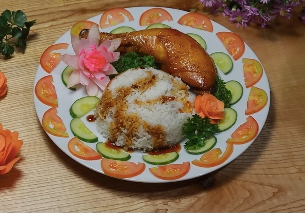 Thành phẩm món cơm gà rô-ti hoàn hảo trên đĩa