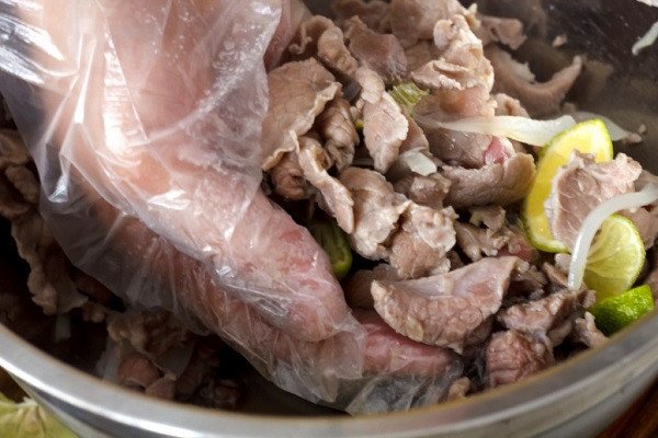 Thành phẩm món gỏi bò bóp thấu thơm ngon sau khi trộn đều các nguyên liệu
