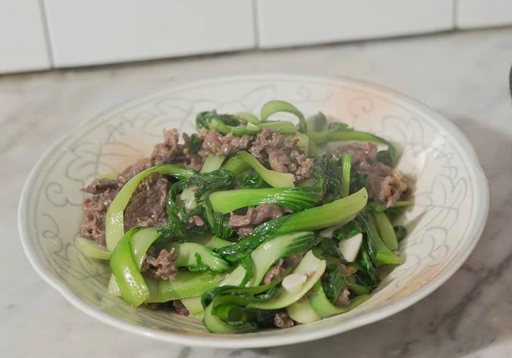 Thành phẩm món thịt bò xào cải thìa sau khi hoàn thành