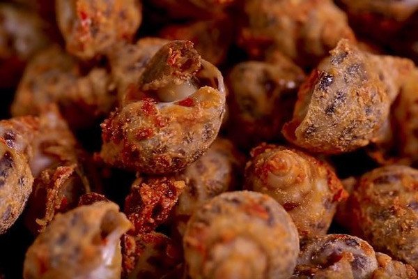 Thành phẩm ốc hương rang muối ớt vàng óng, hấp dẫn