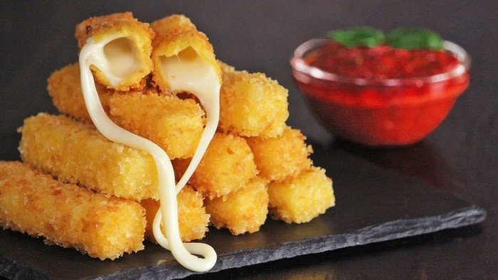 Thành phẩm phô mai que vàng giòn kéo sợi hấp dẫn từ nồi chiên không dầu