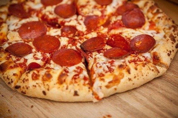 Thành phẩm Pizza xúc xích hoàn hảo vàng giòn
