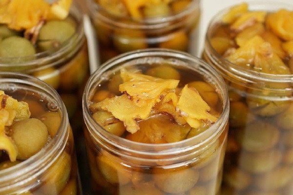 Thành phẩm sấu ngâm đường vàng óng, giòn ngon