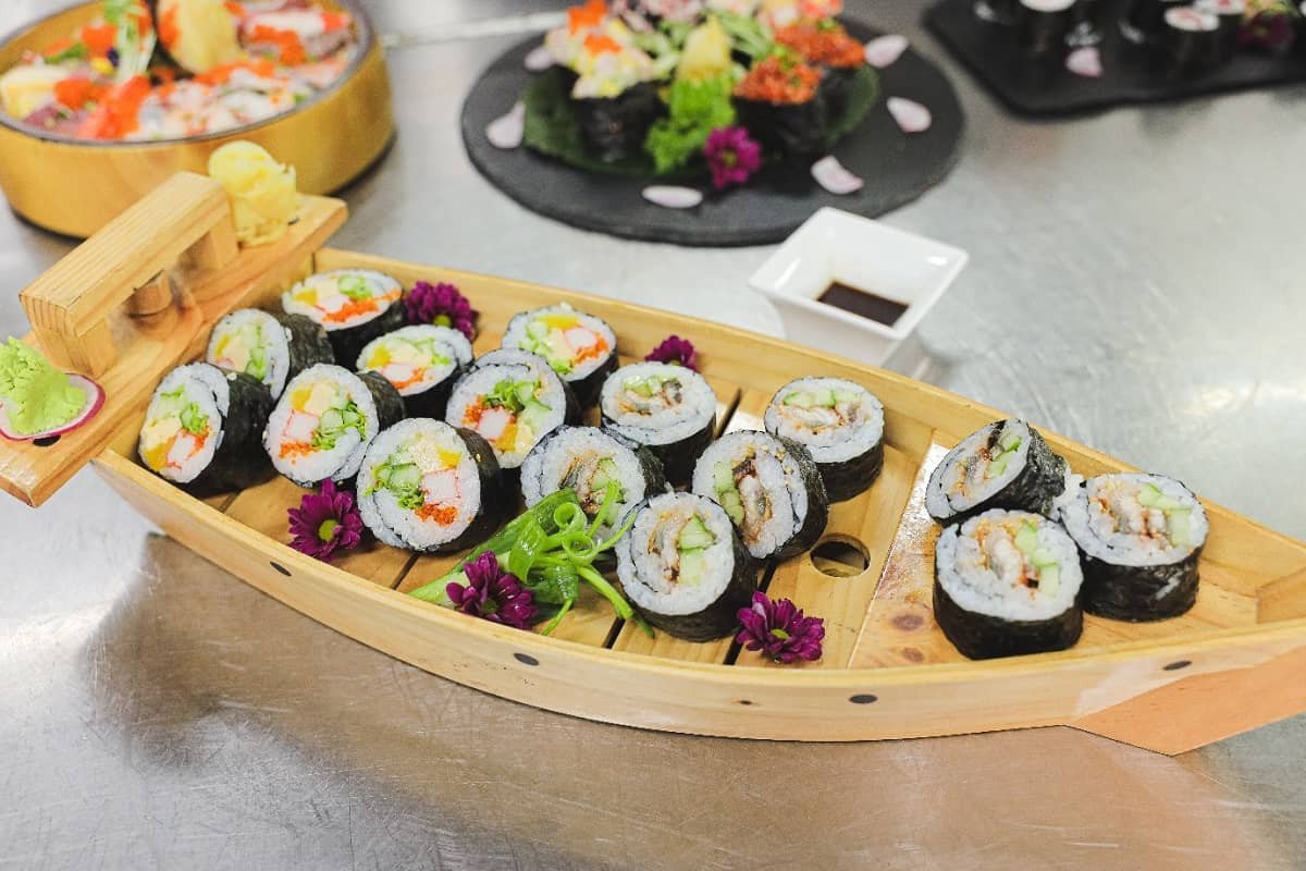 Thành phẩm sushi cuộn và sashimi cá hồi tươi ngon