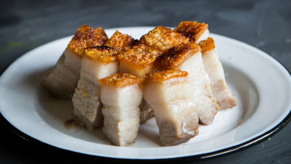 Thành phẩm thịt heo quay giòn bì vàng óng, thơm ngon sau khi nướng.