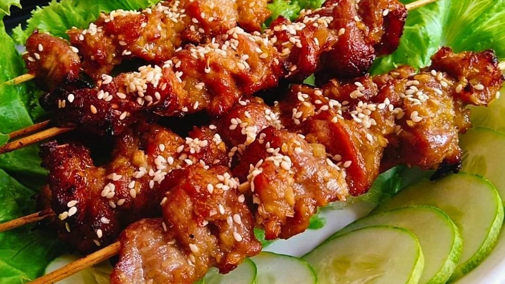 thành phẩm thịt xiên nướng vàng ươm ăn kèm bún và rau sống