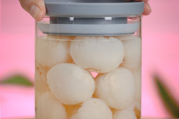 Bí quyết làm vải ngâm đường phèn trắng giòn, thơm ngon chuẩn vị Thành phẩm vải ngâm đường phèn trắng trong, giòn ngọt hấp dẫn
