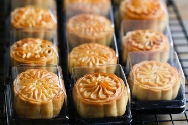 Thành phẩm vỏ bánh trung thu nướng vàng óng, hoa văn sắc nét
