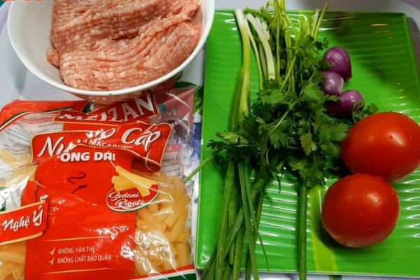 Thành phần chuẩn bị cho món nui xào thịt bằm cà chua