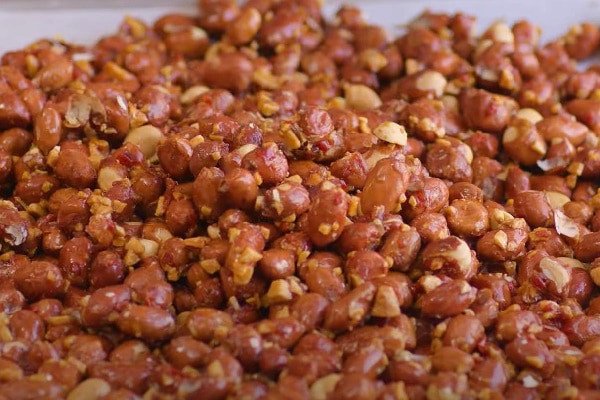 Thành quả đậu phộng rang tỏi ớt vàng ươm, hấp dẫn