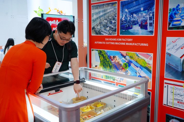 Thảo luận hợp tác kinh doanh thực phẩm tại hội chợ