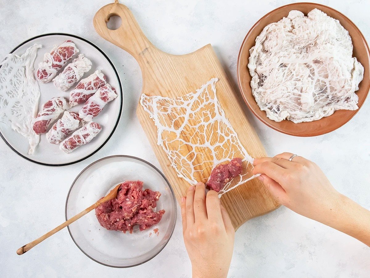Thao tác cuộn thịt bò với mỡ chài