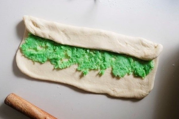 Thao tác gói nhân dừa vào vỏ bánh mì ngọt