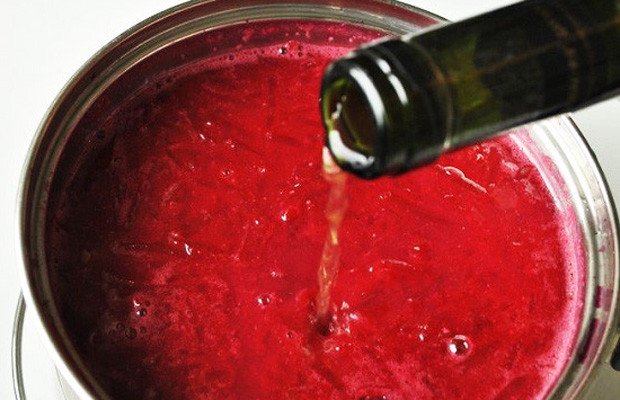 thêm giấm từ từ vào nồi súp củ cải đỏ đang sôi để cân bằng vị