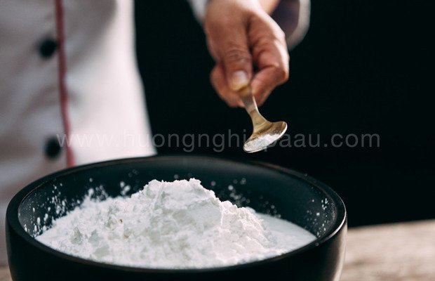Thêm muối vào bột mì khô trước khi nhào giúp bột mịn và dễ xử lý hơn