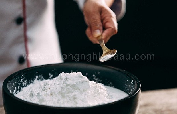 Thêm muối vào bột năng để chuẩn bị làm vỏ bánh bột lọc