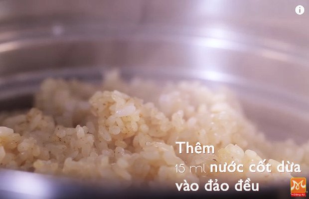 Thêm nước cốt dừa vào xôi nếp trong quá trình hấp để xôi gà thơm hơn