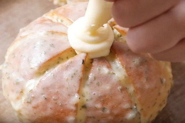 Thêm xốt phô mai cream cheese béo ngậy vào bánh mì bơ tỏi trước khi nướng.