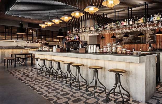 Thiết kế quầy Bar dạng góc chữ L tận dụng tối đa không gian quán