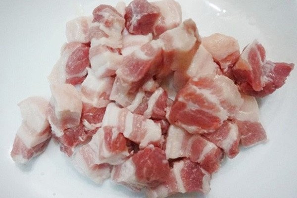 Thịt ba chỉ đã sơ chế và thái miếng để chuẩn bị làm món thịt kho cháy cạnh