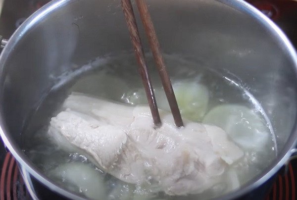 Thịt ba chỉ luộc hành tây thơm ngon