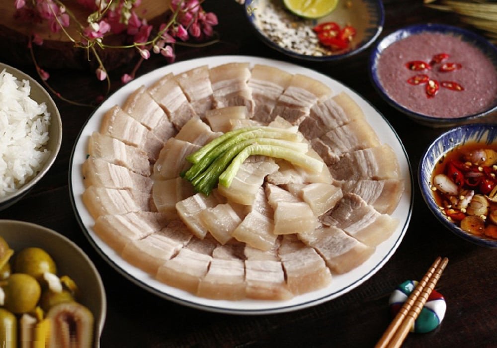 Thịt ba chỉ luộc thái lát mỏng, chuẩn bị cho món cuốn