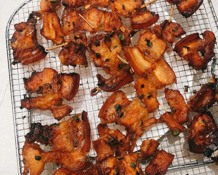 Bí Quyết Làm Bún Chả Bằng Nồi Chiên Không Dầu Ngon Chuẩn Vị Thịt ba chỉ nướng vàng ruộm trong nồi chiên không dầu cho món bún chả truyền thống