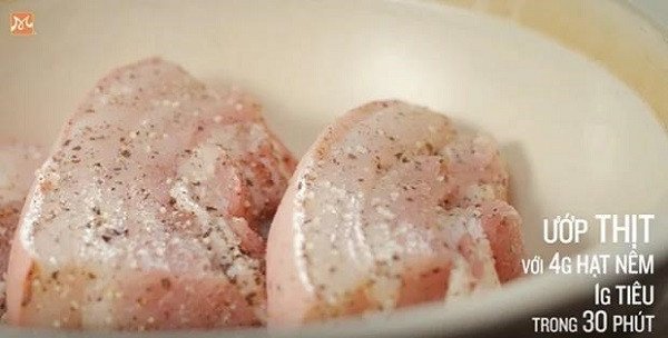 Thịt ba chỉ thái miếng vuông đang được ướp gia vị chuẩn bị làm nhân bánh chưng