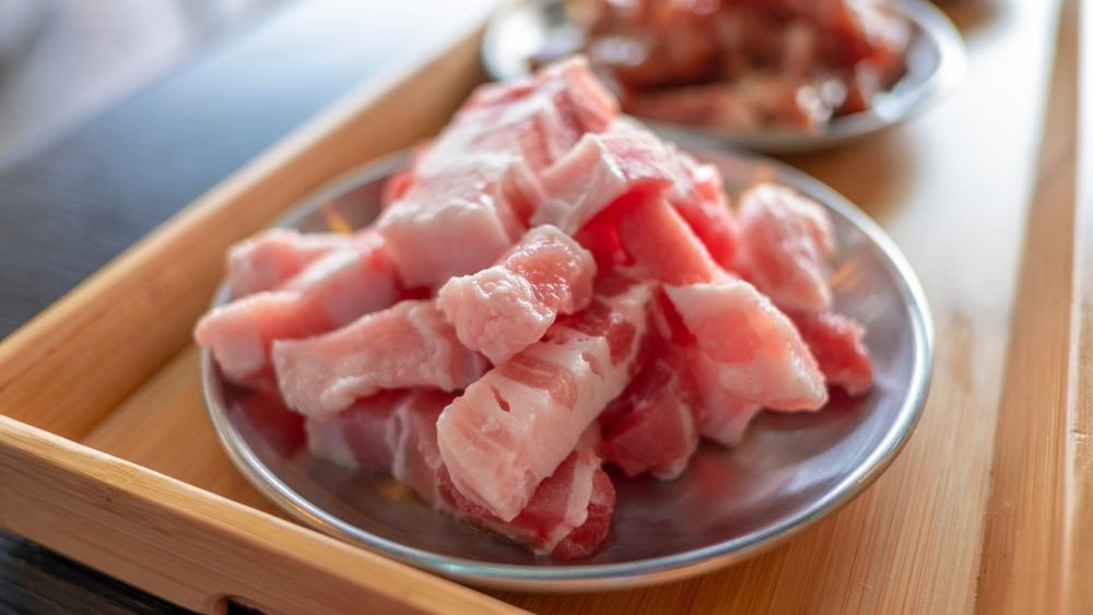 Bí Quyết Làm Thịt Xiên Nướng Thơm Ngon Hấp Dẫn Tại Nhà thịt ba chỉ tươi ngon được sơ chế để làm thịt xiên nướng