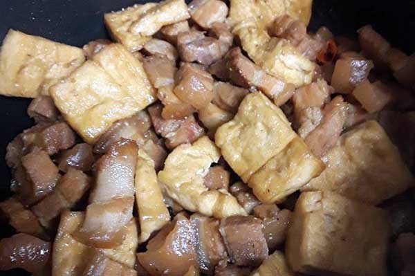Thịt ba chỉ và đậu hũ kho nước dừa sánh mịn hấp dẫn