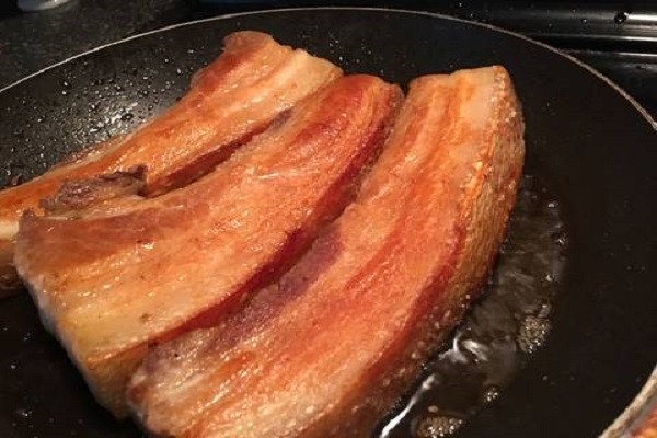 Thịt ba rọi chiên vàng giòn làm khâu nhục chuẩn vị
