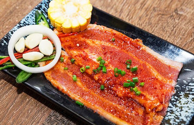 Thịt ba rọi tẩm ướp đậm đà với xốt tương cay Hàn Quốc