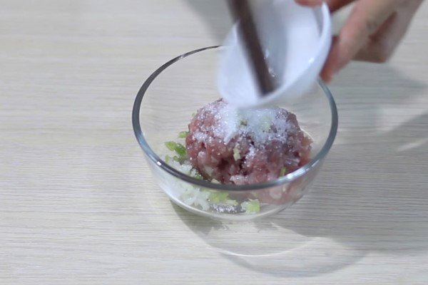 Thịt băm đã ướp gia vị chuẩn bị nấu canh khoai mỡ