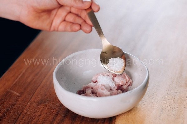 Thịt băm và hành tây trộn gia vị làm nhân bánh Pateso rán