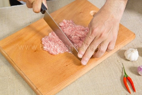 Thịt băm và mộc nhĩ đã ướp chuẩn bị làm nhân bánh đúc nóng