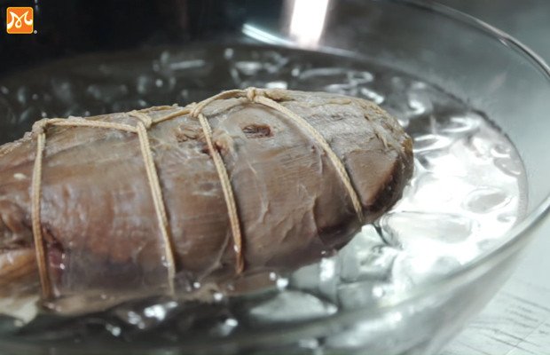 Thịt bắp bò sau khi luộc được ngâm vào nước đá để tăng độ giòn ngon