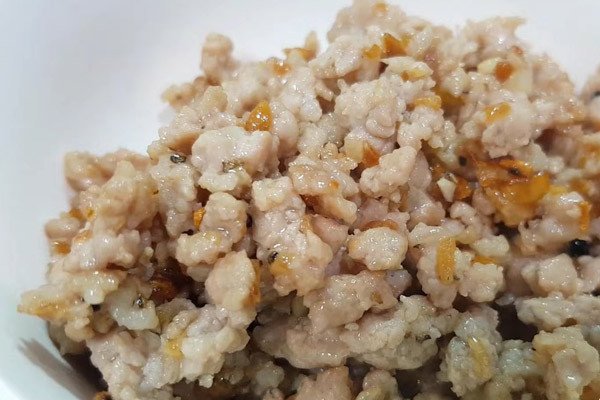 Thịt bò băm xào thơm lừng, là thành phần không thể thiếu của phở khô Gia Lai