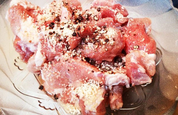 Thịt bò đang được ướp gia vị chuẩn bị làm gỏi bò bóp thấu